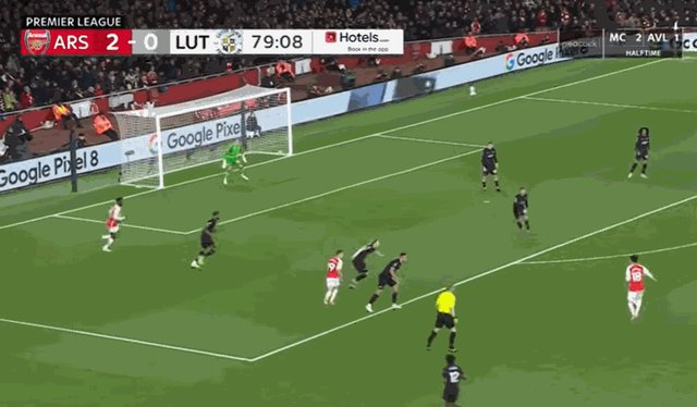 1712178605604011769.gif 富安健洋远射偏出.gif