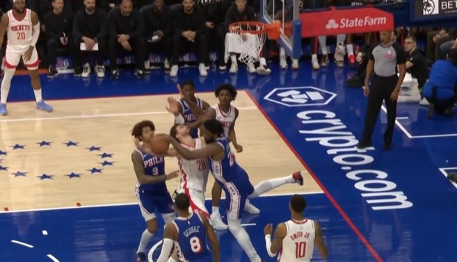 是个好防守!申京篮下强打恩比德造犯规 76人挑战成功
