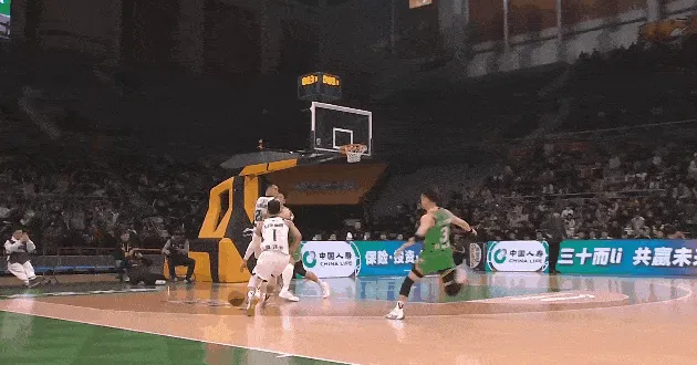 半岛体育APP-高诗岩3秒全场一条龙压哨上篮打进,杨鸣一脸无奈